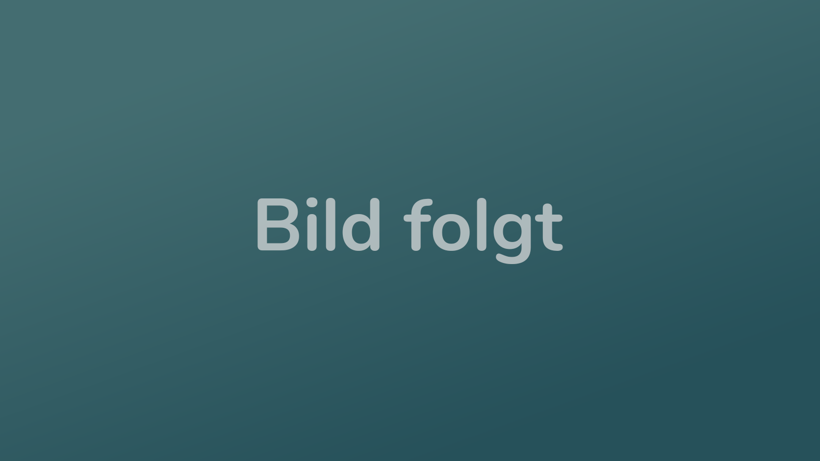 Geschnittene Karten auf dem Tisch, Schere und Laminiergerät daneben
